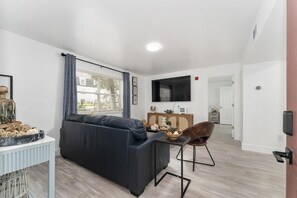 Superior Apartment, 1 Queen Bed with Sofa bed | Living area - Cozy Modern Apartment - Near Shands & VA (Gainesville)