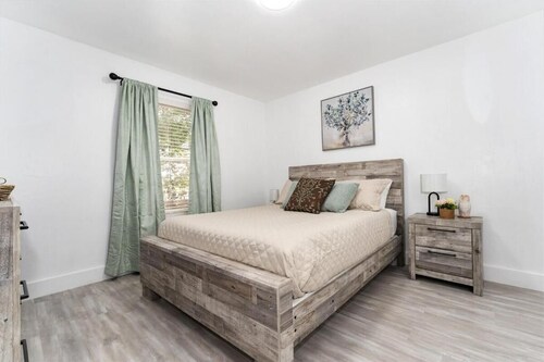 Cozy Modern Apartment - Near Shands & VA