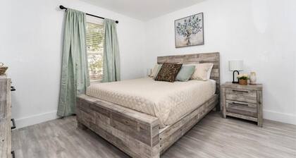 Cozy Modern Apartment - Near Shands & VA