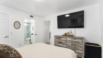 Departamento superior, 1 cama Queen size y sofá cama | Cortinas blackout, tabla de planchar con plancha y wifi gratis