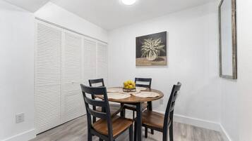 Departamento superior, 1 cama Queen size y sofá cama | Restaurantes