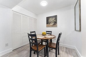 Superior appartement, 1 queensize bed met slaapbank | Dineren