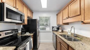 Superior Apartment, 1 Queen Bed with Sofa bed | Private kitchen | Electric kettle, toaster