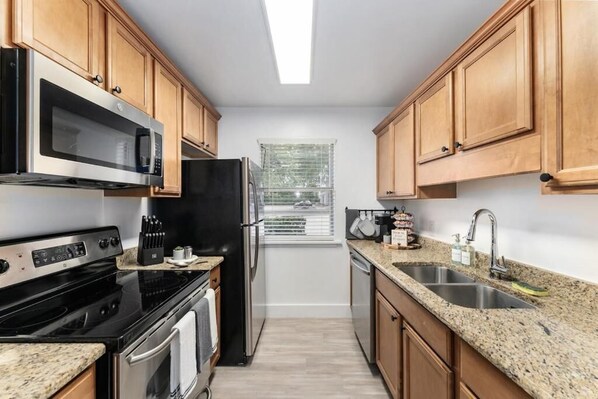 Superior Apartment, 1 Queen Bed with Sofa bed | Private kitchen - Cozy Modern Apartment - Near Shands & VA (Gainesville)