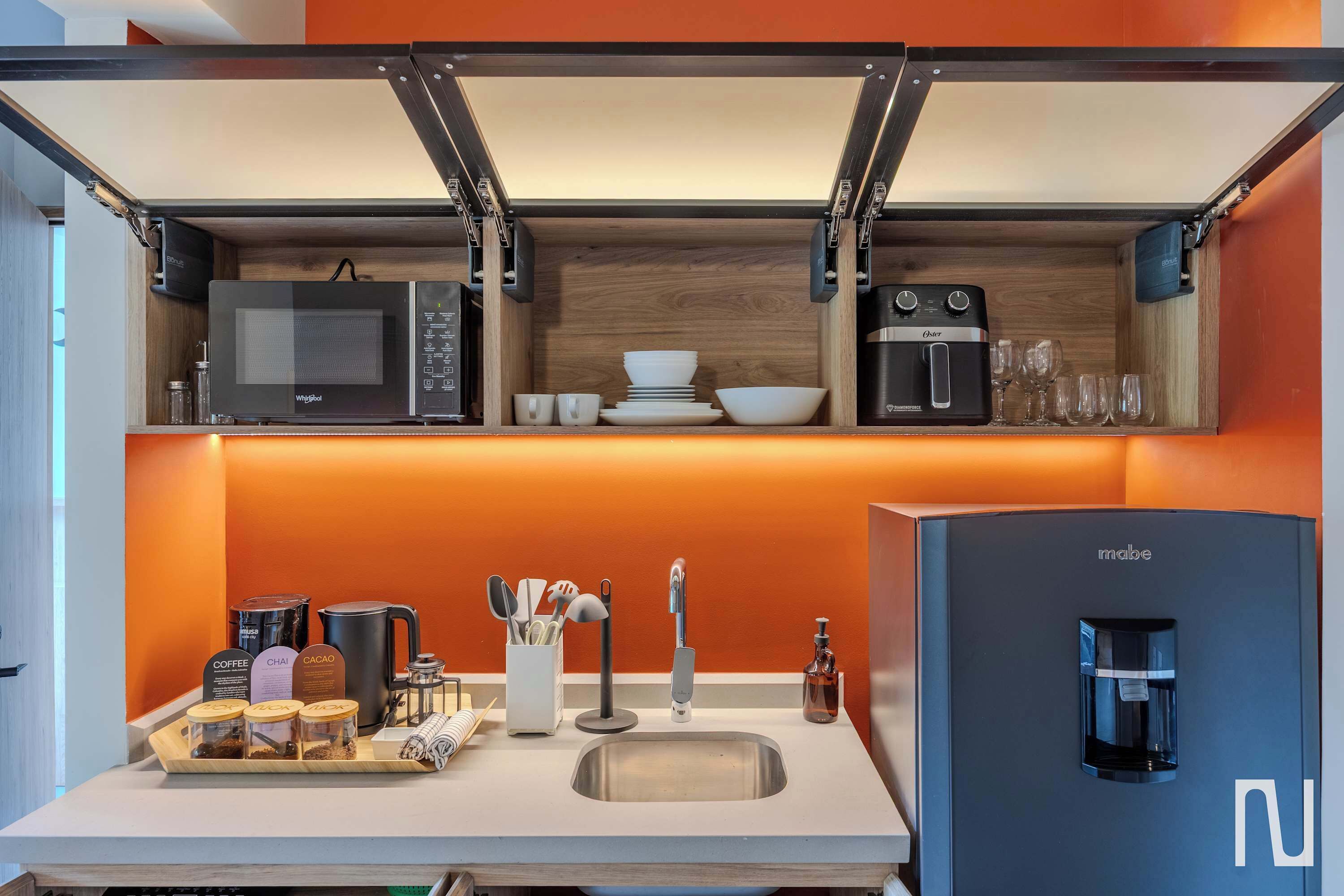 Refrigerador, microondas, cafetera y tetera y utensilios de cocina 