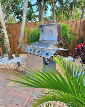 Property grounds - Tropical paradise, 3/2 house near the beach, heated pool (Fort Lauderdale)
