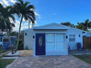Exterior - Tropical paradise, 3/2 house near the beach, heated pool (Fort Lauderdale)