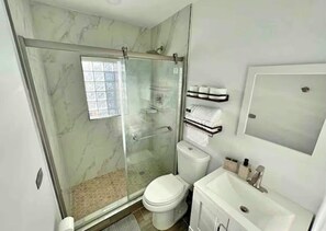 Shower, hair dryer, towels, soap - Tropical paradise, 3/2 house near the beach, heated pool (Fort Lauderdale)