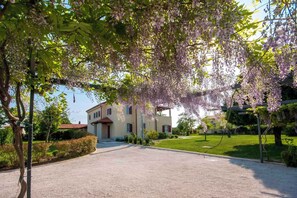Property grounds - Villa with swimming pool and use of sports courts (Butkovici)