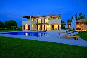 Pool - Villa with swimming pool and use of sports courts (Butkovici)