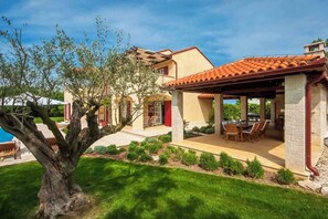 Exterior - Villa with swimming pool and use of sports courts (Butkovici)