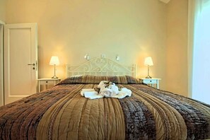 4 bedrooms, WiFi - Villa with swimming pool and use of sports courts (Butkovici)