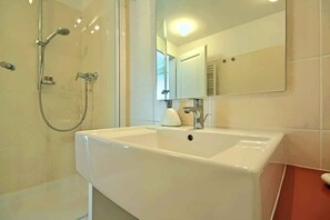 Bathroom - Villa with swimming pool and use of sports courts (Butkovici)