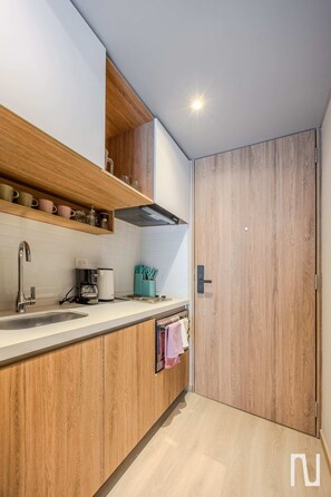 Fridge, microwave, oven, stovetop - NOK Modern Studio in Chapinero (Bogotá)