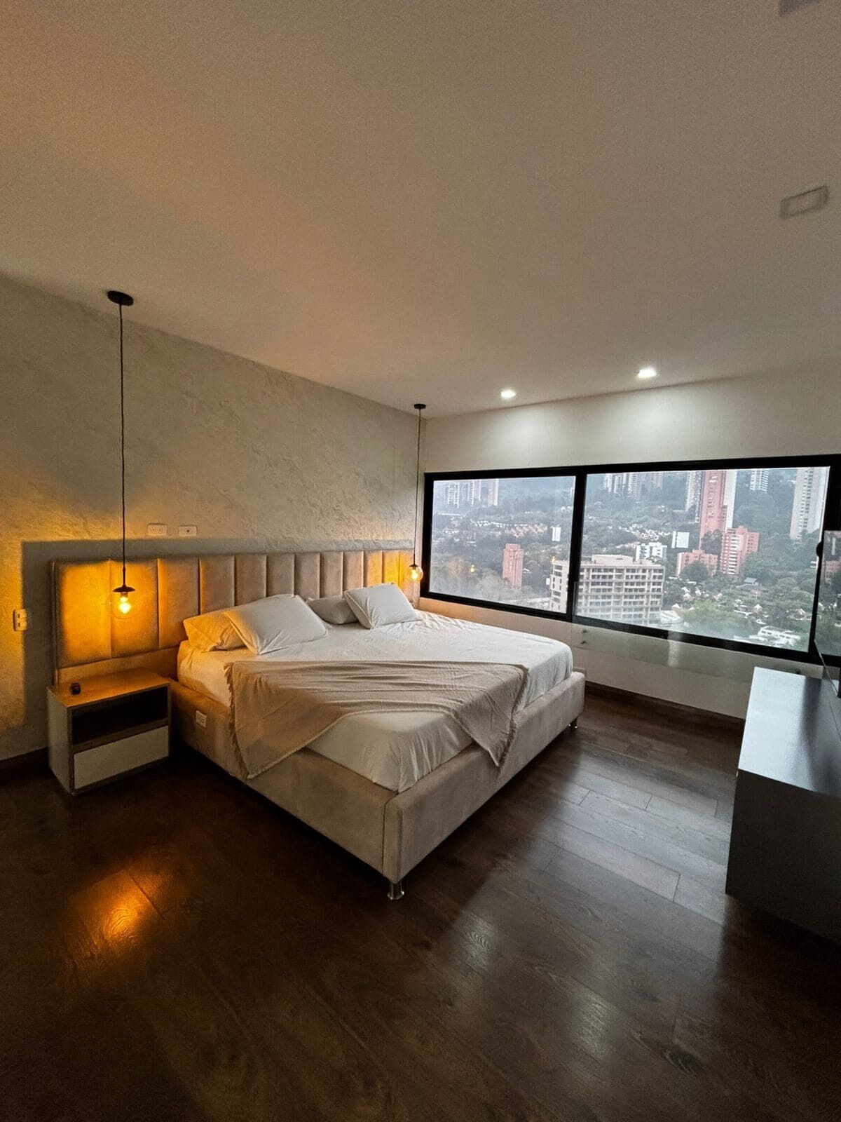 2 室のベッドルーム、アイロン / アイロン台、WiFi、ベッドシーツ