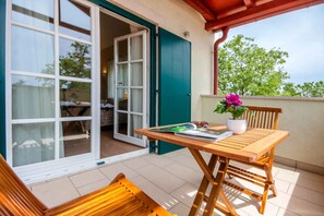 Outdoor dining - Villa with pool and air conditioning (Orbanići)