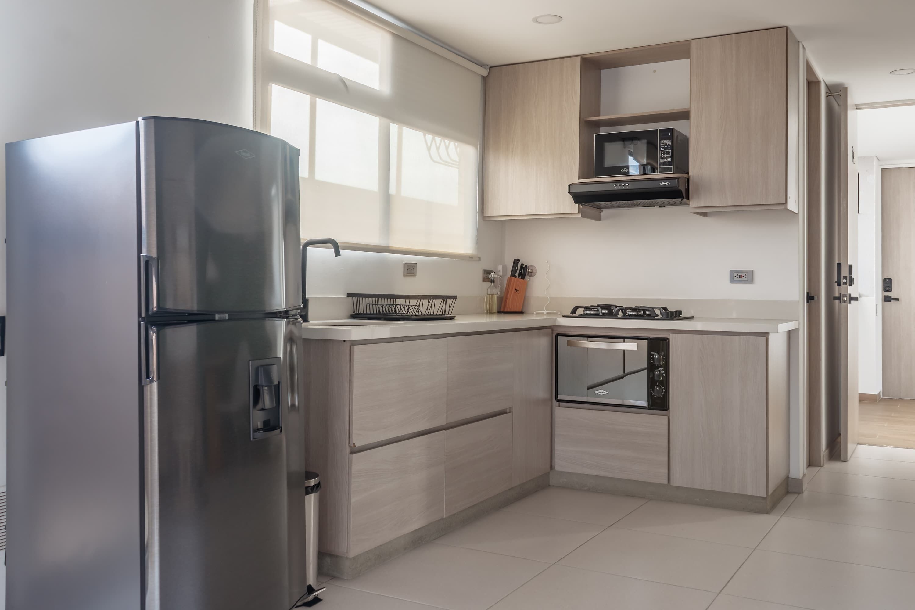 Frigorífico, placa de cocina, cafetera o tetera y utensilios de cocina