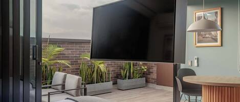 Tabla de planchar con plancha, wifi y ropa de cama