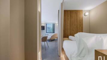 Tabla de planchar con plancha, wifi y ropa de cama