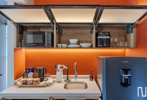 Fridge, microwave, coffee/tea maker, cookware/dishes/utensils - NOK Luxury 3BR in Zona Rosa (Bogotá)