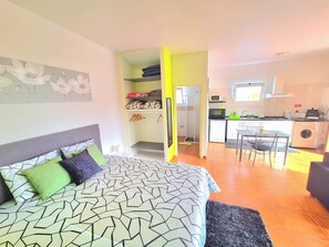 WiFi, bed sheets - Studio Apartment (Santana)