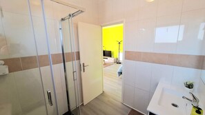 Shower, hair dryer, towels, soap - Studio Apartment (Santana)