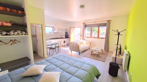 WiFi, bed sheets - Studio Apartment (Santana)