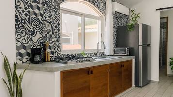 Appartamento, bagno privato, vista città | Cucina privata | Microonde, piano cottura, macchina per tè/caffè