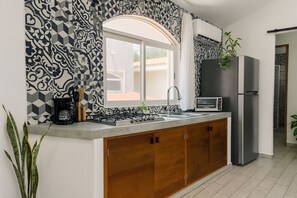 Microondas, placa de cocina, cafetera/tetera, utensilios de cocina