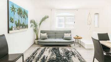 Apartament, bany privat, vistes a la ciutat | Sala d'estar | Televisor LED de 40 polzades amb canals digitals i Netflix