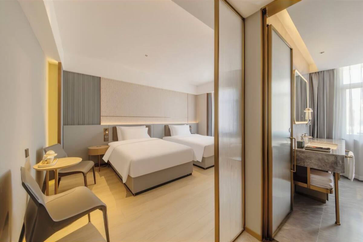 Luxury-Zweibettzimmer | Schreibtisch, laptopgeeigneter Arbeitsplatz, kostenloses WLAN