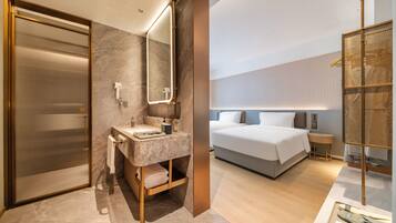 Escritorio, espacio para trabajar con laptop y wifi gratis