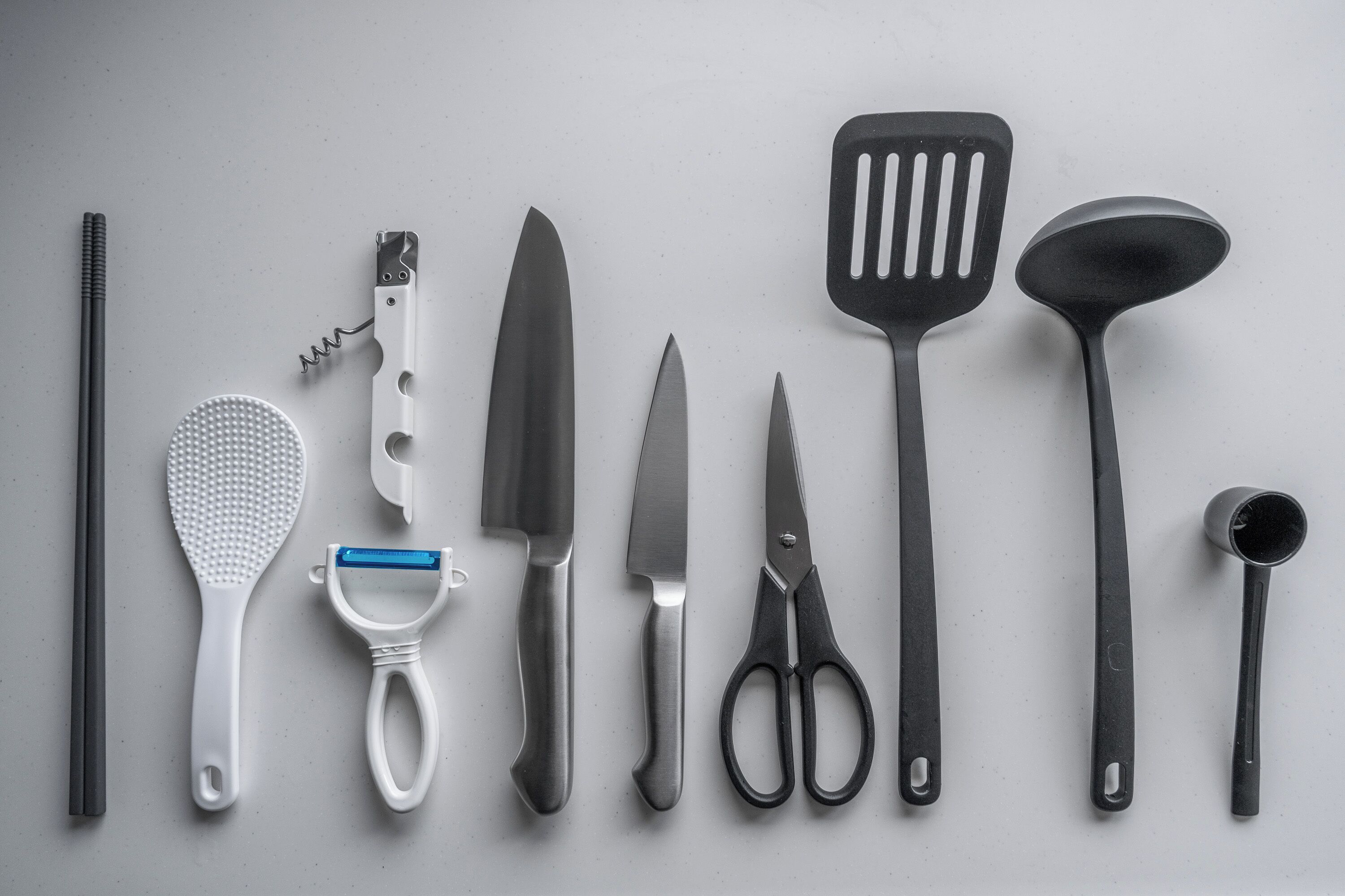 Variedad de utensilios de cocina sobre una superficie.