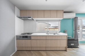 Geladeira, micro-ondas, fogão, cooktop