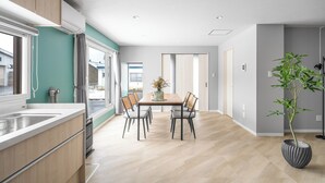 Une cuisine moderne avec un plan de travail en bois et un coin repas comprenant une table et des chaises.