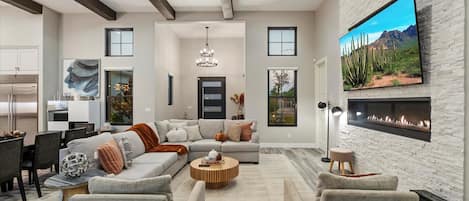 Televisión, chimenea y oficina