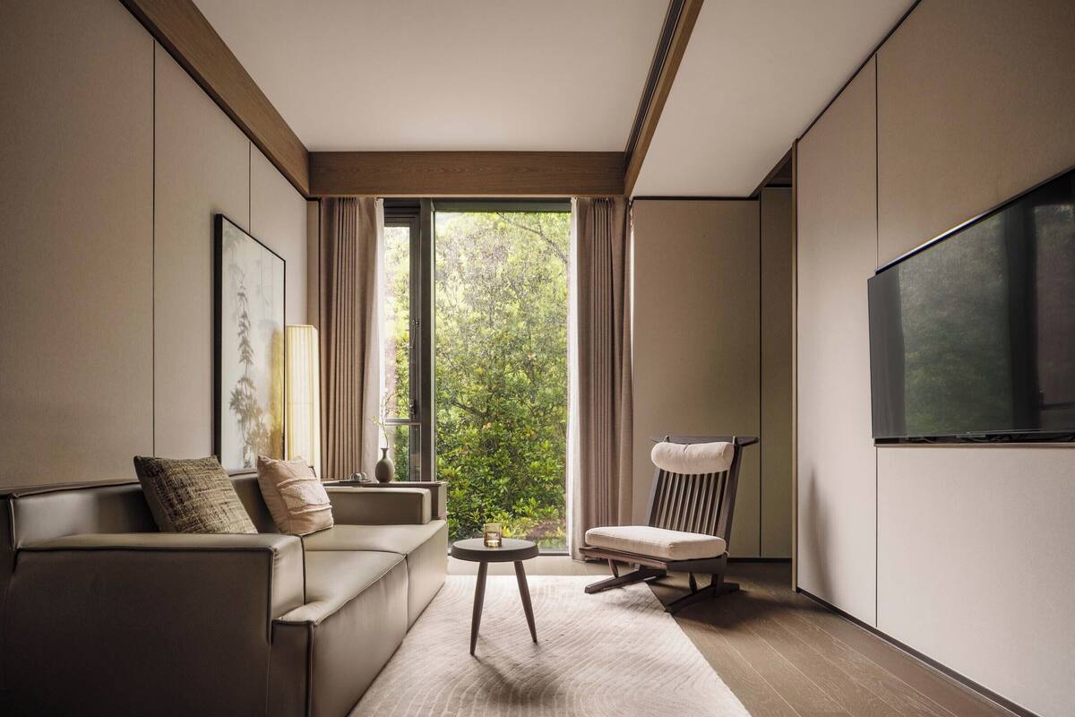 Suite Superior, pemandangan bukit | Brankas, tirai kedap cahaya, tempat tidur bayi gratis, dan Wi-Fi gratis