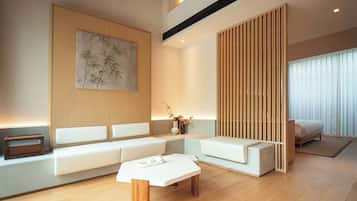 Basic Suite, Courtyard View | Peti besi dalam bilik, langsir/tirai gelap terus