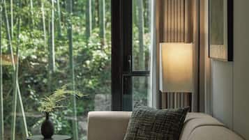 In-room safe, blackout curtains, free WiFi, bed sheets