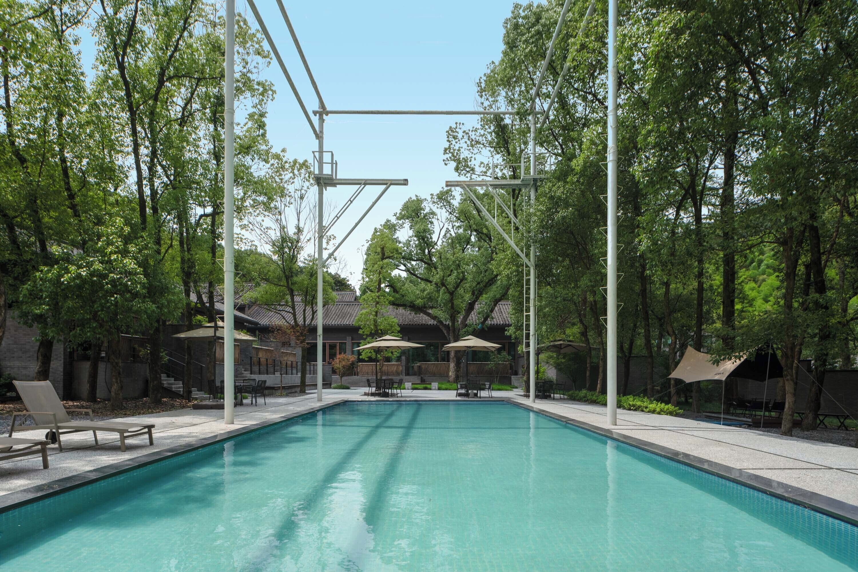 Kauden mukainen ulkouima-allas avoinna 9.00–20.00, aurinkovarjoja