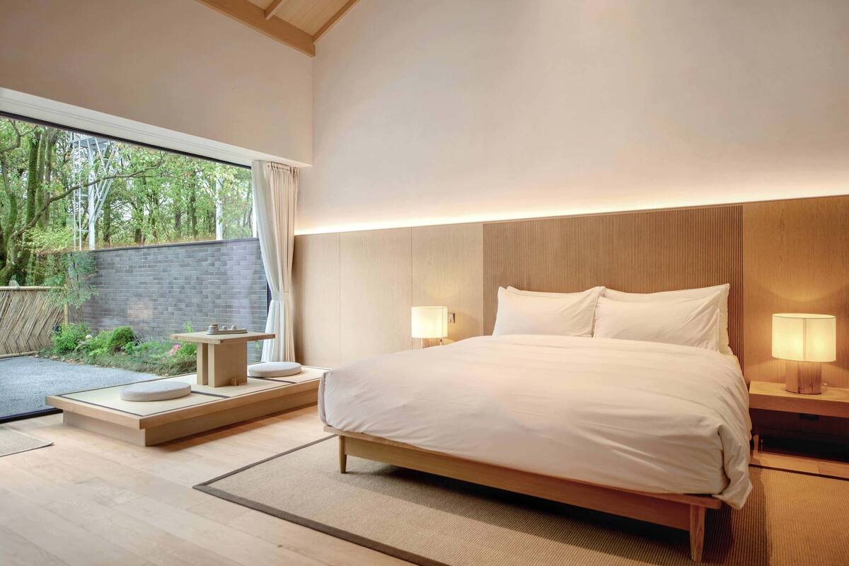 Kamar Double Standar, pemandangan halaman | Brankas, tirai kedap cahaya, tempat tidur bayi gratis, dan Wi-Fi gratis