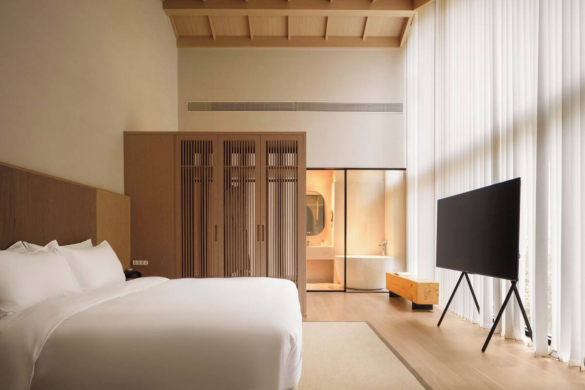 Kamar Double Tradisional, pemandangan bukit | Brankas, tirai kedap cahaya, tempat tidur bayi gratis, dan Wi-Fi gratis