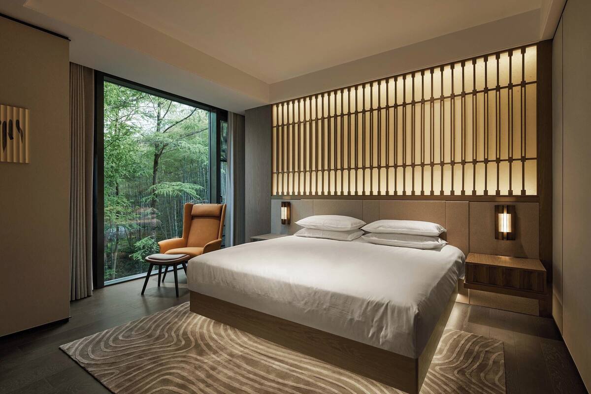 Suite Senior, pemandangan bukit | Brankas, tirai kedap cahaya, tempat tidur bayi gratis, dan Wi-Fi gratis