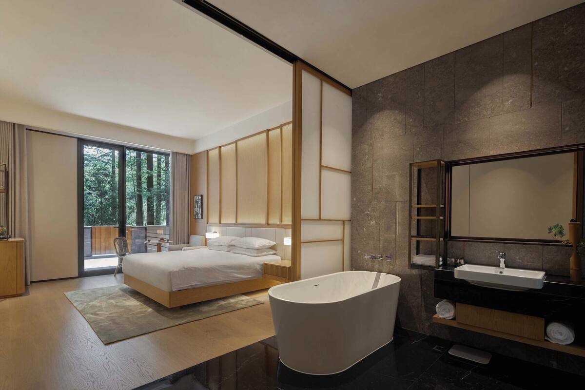 Kamar Double Khas, pemandangan halaman | Brankas, tirai kedap cahaya, tempat tidur bayi gratis, dan Wi-Fi gratis