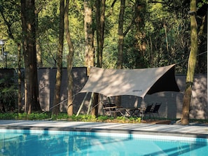 Seasonal outdoor pool, open 9:00 AM to 8:00 PM, pool umbrellas - LOSTLODGE Dongming Mountain (Hangzhou)