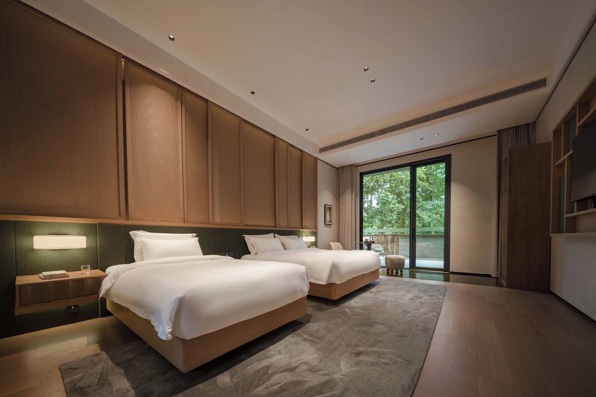 Suite Keluarga, pemandangan halaman | Brankas, tirai kedap cahaya, tempat tidur bayi gratis, dan Wi-Fi gratis
