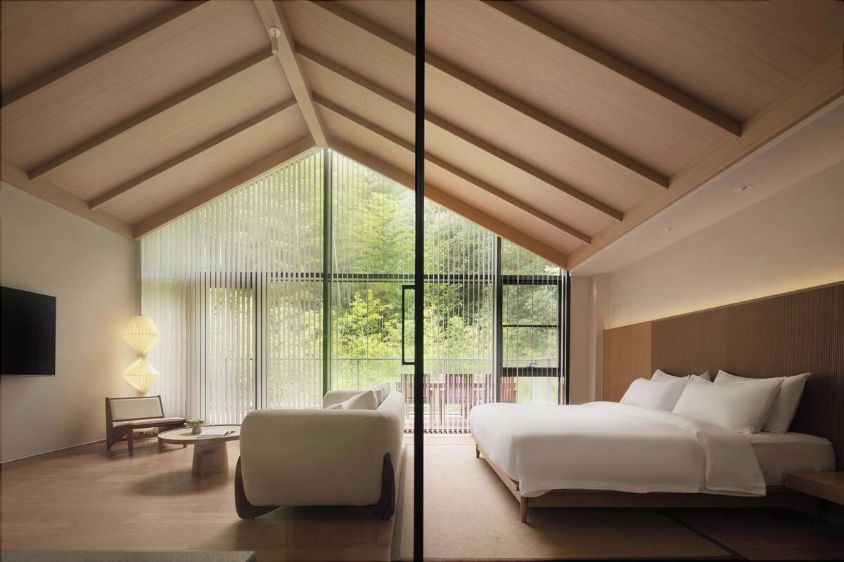 Suite Standar, pemandangan bukit | Brankas, tirai kedap cahaya, tempat tidur bayi gratis, dan Wi-Fi gratis