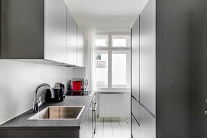 Fridge, microwave, oven, stovetop - Blueground | Josefstadt, view, nr Rathaus (Vienna)