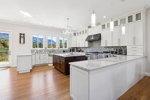 Fridge, microwave, oven, stovetop - Peaceful Horizons with Views, 2 Hot Tubs, Seclusion, Games! (Gatlinburg)