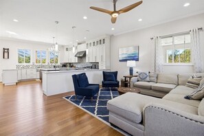 Smart TV, fireplace - Peaceful Horizons with Views, 2 Hot Tubs, Seclusion, Games! (Gatlinburg)
